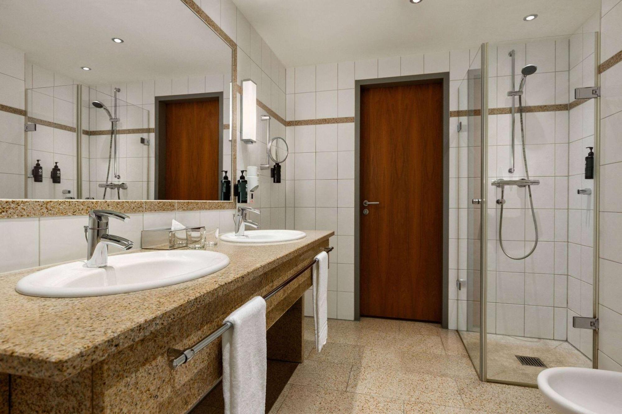 Ramada By Wyndham Duesseldorf Ratingen Hotel Eksteriør billede